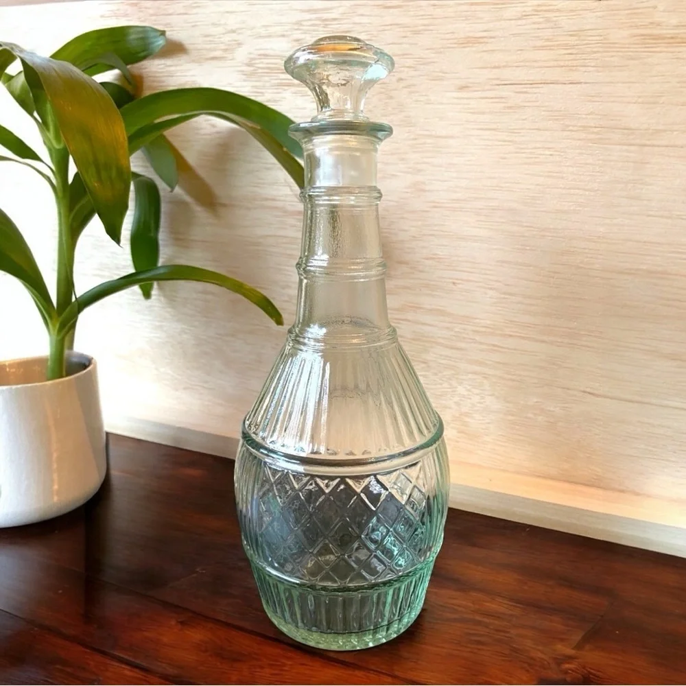 VINTAGE Glass Wine/Liquor Decanter with Stopper - Round Base